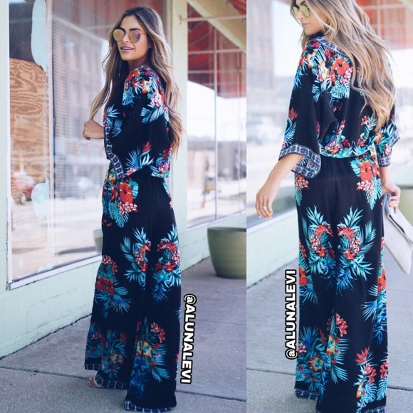 TROPICAL PRINT FAUX WRAP CROP TOP!🌴 - Picture 2 of 3